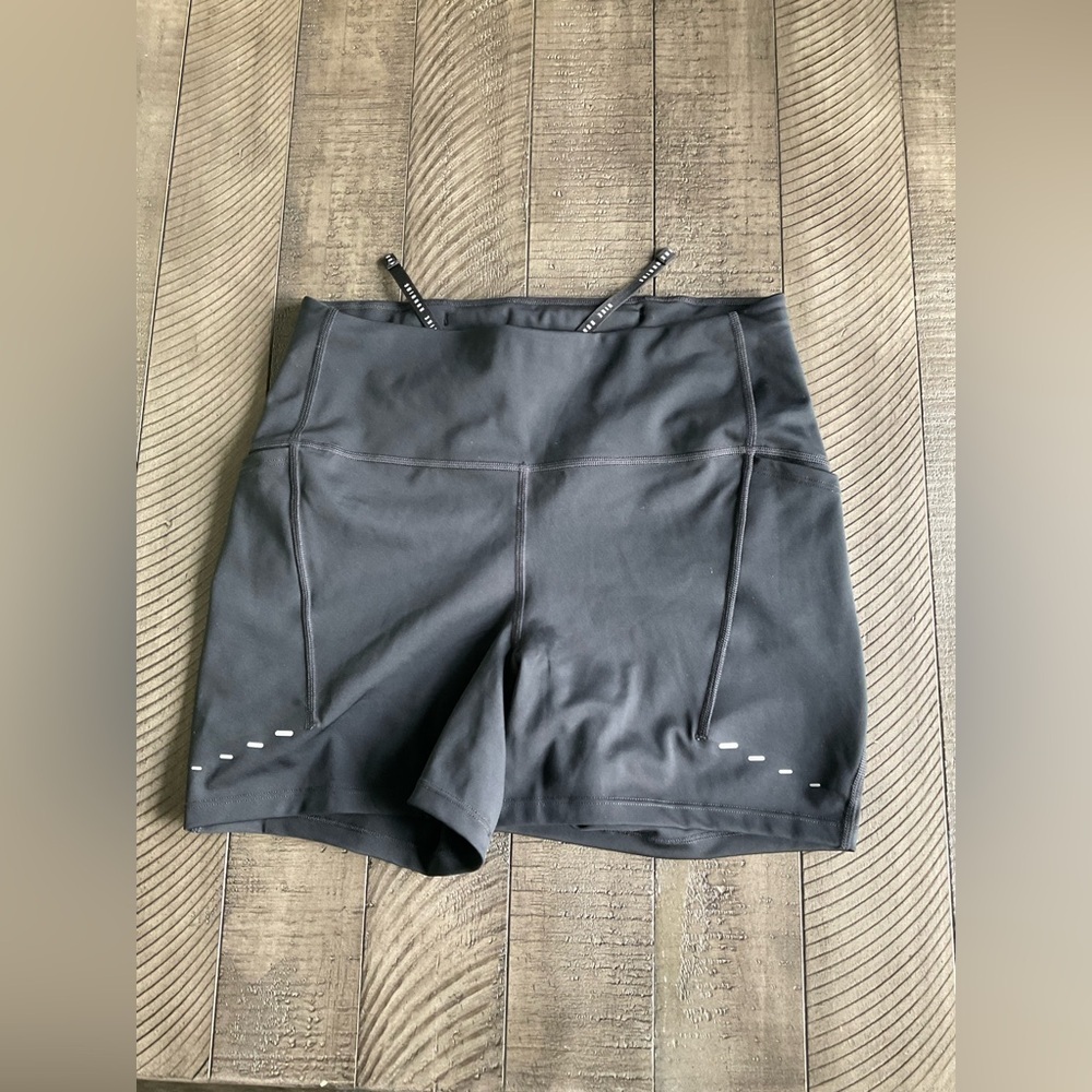 Nike Run Dri-FIT Women’s Bike Shorts Medium Black Lined Reflective NWOT - Picture 2 of 6